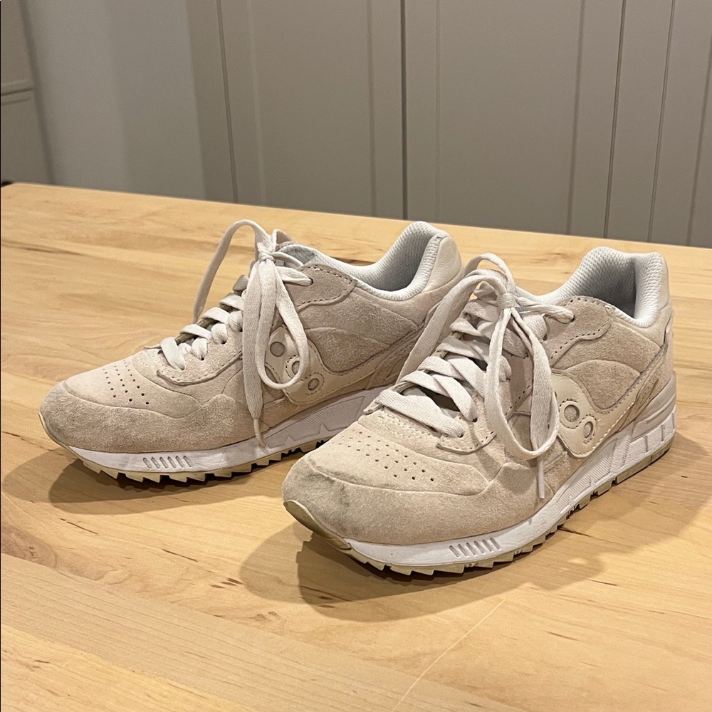 Saucony beige sneaker, unisex size 6.5 men, size 8 women